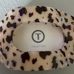 Teleties flat hair clip perfect for riding in the car or at your desk chair.